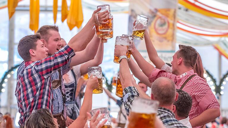 Lohrer Spessartfestwoche: Abend der Betriebe       -  Zahlreiche Menschen besuchen am Freitag (4.08.23) den Abend der Betriebe mit den Rotzlöffl  im Festzelt auf der Lohrer Spessartwoche.