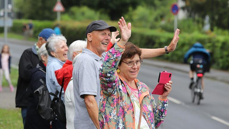 Sichtlich ihre Freude hatten diese und weitere der gut 100 Zuschauer in der Rügshöfer Straße bei der Vorbeifahrt der Radler. Sichtlich ihre Freude hatten diese und weitere der gut 100 Zuschauer in der Rügshöfer Straße bei der Vorbeifahrt der Radler.