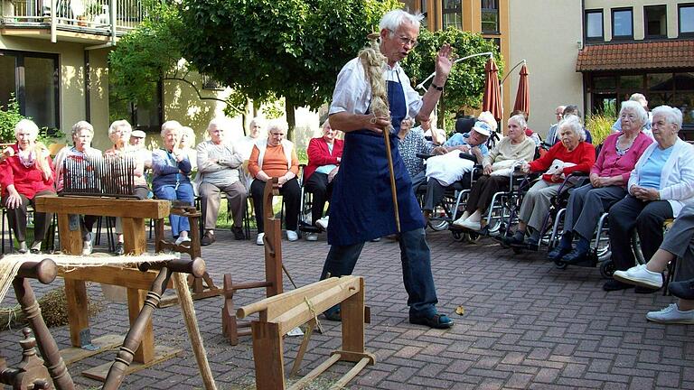 Vom Flachs zum Garn: Museumsleiter Rudolf Mauder zeigte den Mellrichstädter Senioren die Arbeitsabläufe von anno dazumal. Dabei wurde natürlich auch gern mal geflachst. Vom Flachs zum Garn: Museumsleiter Rudolf Mauder zeigte den Mellrichstädter Senioren die Arbeitsabläufe von anno dazumal. Dabei wurde natürlich auch gern mal geflachst.