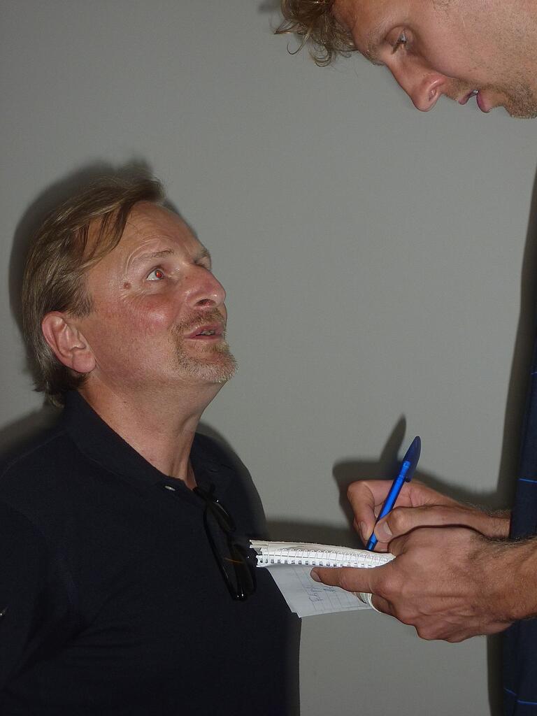 Fast auf Augenhöhe: Dirk Nowitzki schrieb Redakteur Holger Welsch 2011 im Rathaus auf, was dieser schreiben sollte. Vielleicht war's aber auch nur ein Autogramm.&nbsp;