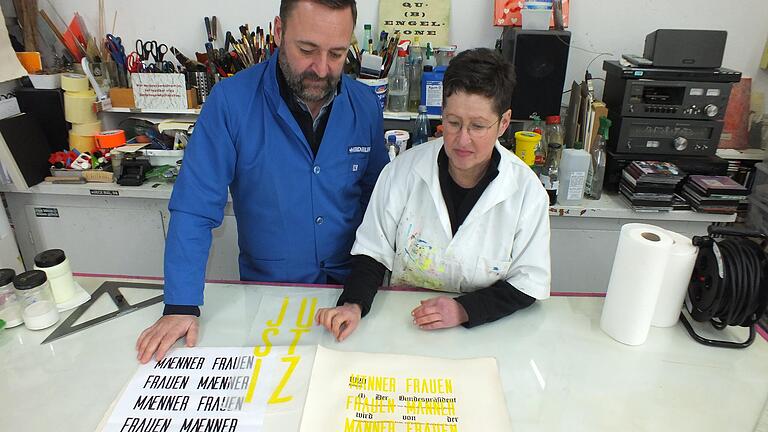 Beim Gegenüberstellen der Schriften im Atelier von Linda Schwarz im Homburger Schloss: Zusammen mit Andreas Volleritsch bearbeitet sie Texte der Österreichischen Verfassung. Beim Gegenüberstellen der Schriften im Atelier von Linda Schwarz im Homburger Schloss: Zusammen mit Andreas Volleritsch bearbeitet sie Texte der Österreichischen Verfassung.