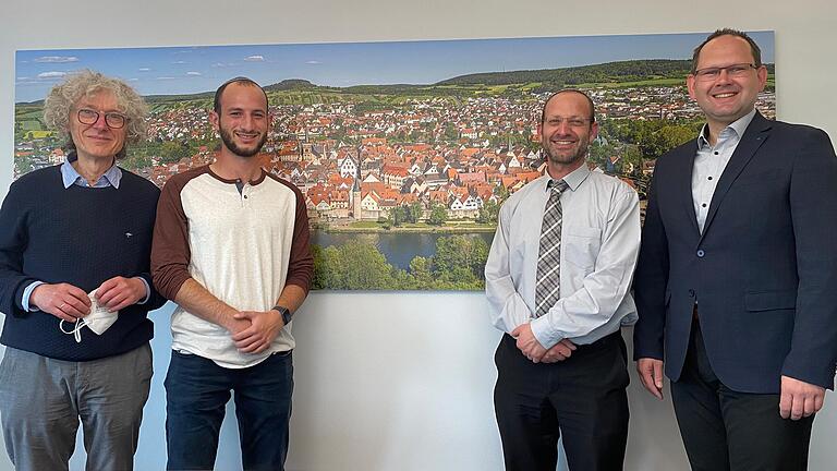 Georg Schirmer (links) und Bürgermeister Michael Hombach (rechts) begrüßten die Gäste aus Israel, Gilad und Eli Reif. Georg Schirmer (links) und Bürgermeister Michael Hombach (rechts) begrüßten die Gäste aus Israel, Gilad und Eli Reif.