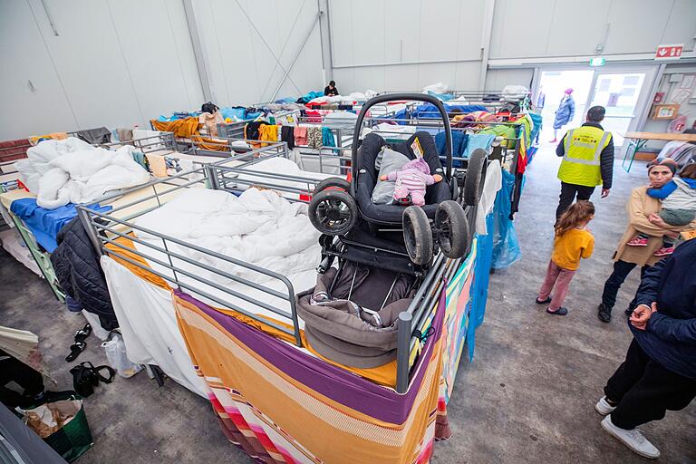 Stockbett an Stockbett: Auf engstem Raum leben die Menschen in den Thermohallen im Ankerzentrum. Stockbett an Stockbett: Auf engstem Raum leben die Menschen in den Thermohallen im Ankerzentrum.