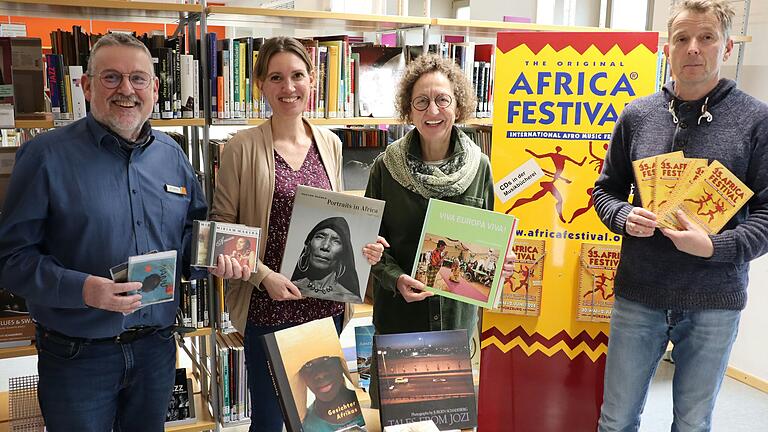 Maria Göbel vom Africa Festival (Zweite von links) überreichte dem leitenden Musikbibliothekar Manfred Ullrich (links)&nbsp; und der Leiterin der Stadtbücherei Martha Maucher&nbsp;zusammen mit Frank Paulus, Mitarbeiter in der Musikbibliothek, die „afrikanischen Schätze“.