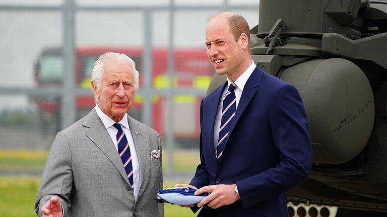 King Charles III. und Prinz William.jpeg       -  König Charles III. und Prinz William besuchten das Army Aviation Centre - dabei verriet der krebskranke König, dass er nichts mehr schmeckt.