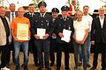 Josef Scheller (vorne von links) überreichte die BLSV-Ehrenurkunde an den ASV-Vorsitzenden Walter Heintz. Für jahrzehntelangen Feuerwehrdienst wurden Matthias Streicher, Thomas Veit und Helmut Veeh geehrt. Vizelandrat Robert Finster (hinten von links) und Kreisbrandrat Dirk Albrecht freuten sich mit Harald Heinritz. Glückwünsche überbrachten die Bürgermeister Frank Wiemer (Antau) und Dieter Lenzer (Iphofen).