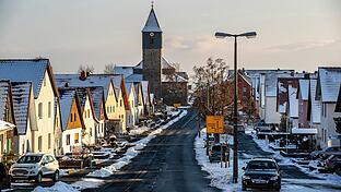 Bei den Bürgerversammlungen in der Gemeinde Sandberg wurde unter anderem über Straßenbaumaßnahmen gesprochen. So soll etwa die Kreuzbergstraße in Sandberg in den nächsten Jahren neu gestaltet werden.