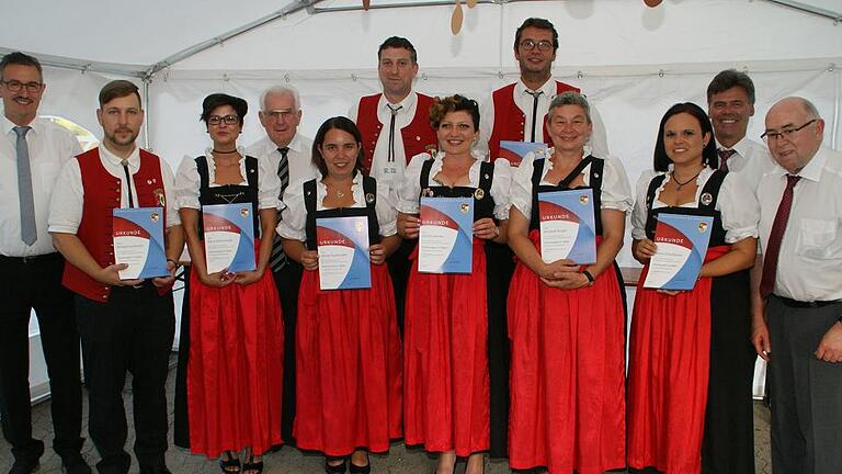 Mit einem Festkommers begannen die Feierlichkeiten am Freitag. Deutlich verstärkt hat sich in den letzten 20 Jahren der Frauenanteil in der Blaskapelle Kirchaich, wie die Ehrung für bis zu 25 Jahren aktiven Musizierens augenfällig machte. Mit einem Festkommers begannen die Feierlichkeiten am Freitag. Deutlich verstärkt hat sich in den letzten 20 Jahren der Frauenanteil in der Blaskapelle Kirchaich, wie die Ehrung für bis zu 25 Jahren aktiven Musizierens augenfällig machte.