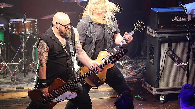Die Hamburger Band Ohrenfeindt rockte den Stattbahnhof Schweinfurt. Die Hamburger Band Ohrenfeindt rockte den Stattbahnhof Schweinfurt.