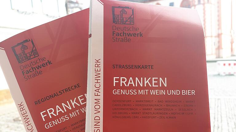 Zwei Prospekte, die Straßenkarte und die Imagebroschüre zur neuen Regionalstrecke Franken, sind nun erhältlich.