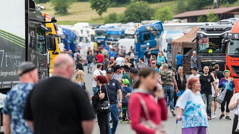 Das Trucker- & Country Festival in Geiselwind zog 2022 nach langer Corona-Pause wieder viele Menschen an. Das Trucker- & Country Festival in Geiselwind zog 2022 nach langer Corona-Pause wieder viele Menschen an.