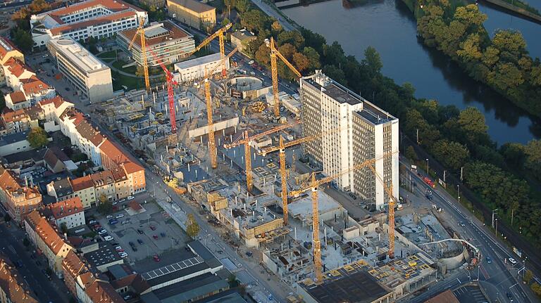 Zwischen April 2007 und Februar 2009 wurde das Einkaufszentrum 'Stadtgalerie' des ECE in Schweinfurt hinter dem SKF-Hochhaus gebaut.