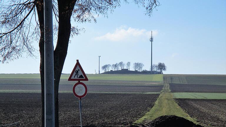 Neun Ortschaften werden vom Hochbehälter der Rhön-Maintal-Gruppe auf der Anhöhe zwischen Hergolshausen und Theilheim mit Trinkwasser versorgt. Erneut sind jetzt Fäkalkeime im Wasser entdeckt worden. Neun Ortschaften werden vom Hochbehälter der Rhön-Maintal-Gruppe auf der Anhöhe zwischen Hergolshausen und Theilheim mit Trinkwasser versorgt. Erneut sind jetzt Fäkalkeime im Wasser entdeckt worden.