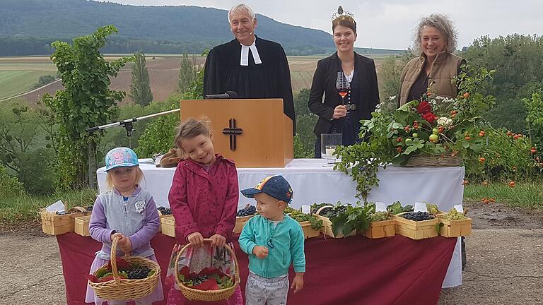 Greta Wilhelm, Annegret Djuren, Karl Wilhelm, (hinten) Dekan i.R. Hanspeter Kern, Anna Stock und Doris Paul vor dem schön geschmückten Altar mitten in den Weinbergen. Greta Wilhelm, Annegret Djuren, Karl Wilhelm, (hinten) Dekan i.R. Hanspeter Kern, Anna Stock und Doris Paul vor dem schön geschmückten Altar mitten in den Weinbergen.