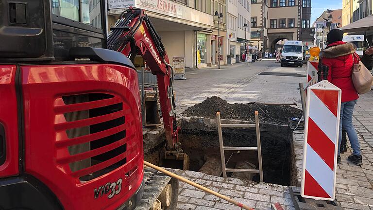 Aktuell werden in der Rückertstraße Versorgungsleitungen verlegt. Die Stadt hat jetzt aber die gesamte Rückertstraße im Blick – als Sanierungsfall. Aktuell werden in der Rückertstraße Versorgungsleitungen verlegt. Die Stadt hat jetzt aber die gesamte Rückertstraße im Blick – als Sanierungsfall.