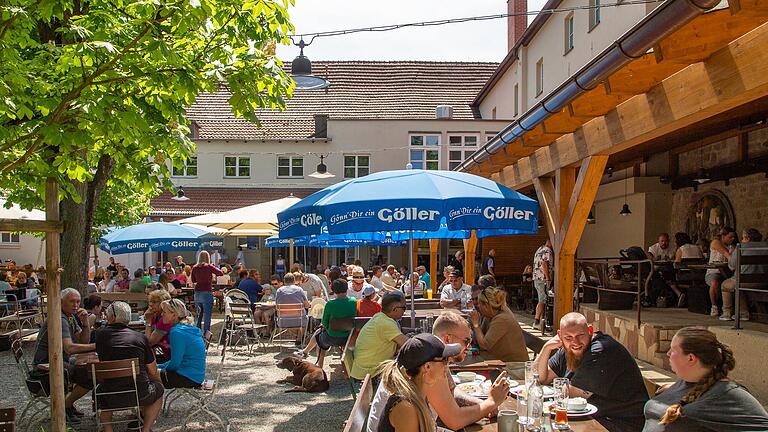 Im Biergarten 'zur alten Freyung' der Familie Göller gibt es verschiedene Biere aus der hauseigenen Brauerei.