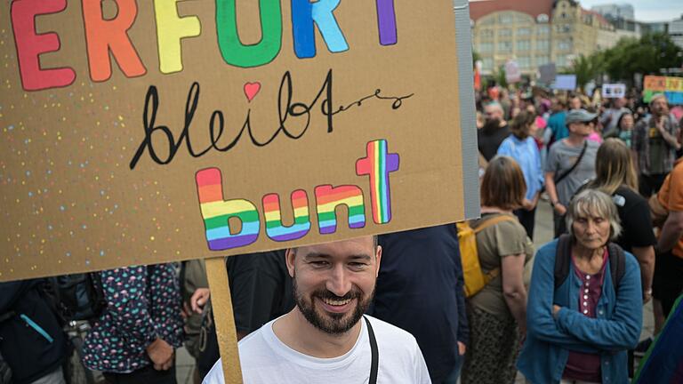 Demonstration gegen Rechtsextremismus in Erfurt       -  In Erfurt haben mehrere tausend Menschen gegen die AfD-Kundgebung protestiert.