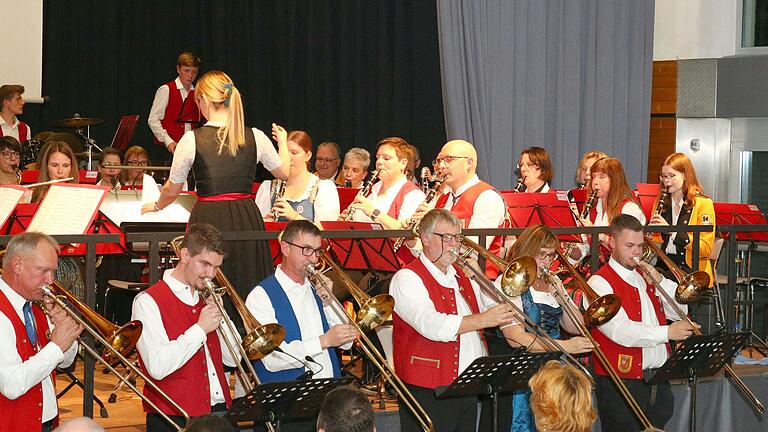 Der Vater spielt, die Tochter dirigiert. Beim Stück 'Happy Trombones' zeigte Kreisdirigent Sigfried Graf (links) dass er auch ein Instrument (Posaune), bestens beherrscht. Den Taktstock übergab er für dieses Arrangement an seine Tochter, die 24-jährige Linda Graf. Der Vater spielt, die Tochter dirigiert. Beim Stück 'Happy Trombones' zeigte Kreisdirigent Sigfried Graf (links) dass er auch ein Instrument (Posaune), bestens beherrscht. Den Taktstock übergab er für dieses Arrangement an seine Tochter, die 24-jährige Linda Graf. 
