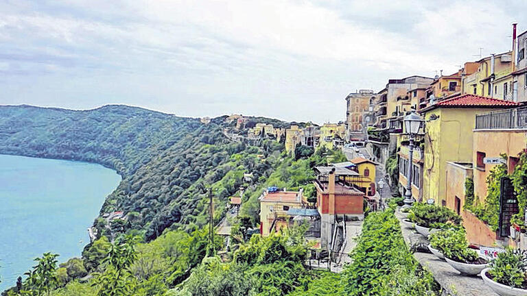 Sommerfrische: Seit zwei Jahrtausenden ist das hoch gelegene und 25 Kilometer von der Hauptstadt entfernte Castel Gandolfo ein beliebter Urlaubsort der Römer. Sommerfrische: Seit zwei Jahrtausenden ist das hoch gelegene und 25 Kilometer von der Hauptstadt entfernte Castel Gandolfo ein beliebter Urlaubsort der Römer.