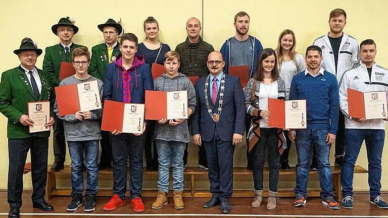 Ehre, wem Ehre gebührt: Bürgermeister René Schlehr (vorn, mit der Amtskette) ehrte die erfolgreichen Sportler seiner Großgemeinde beim Neujahrsempfang der Stadt Prichsenstadt.