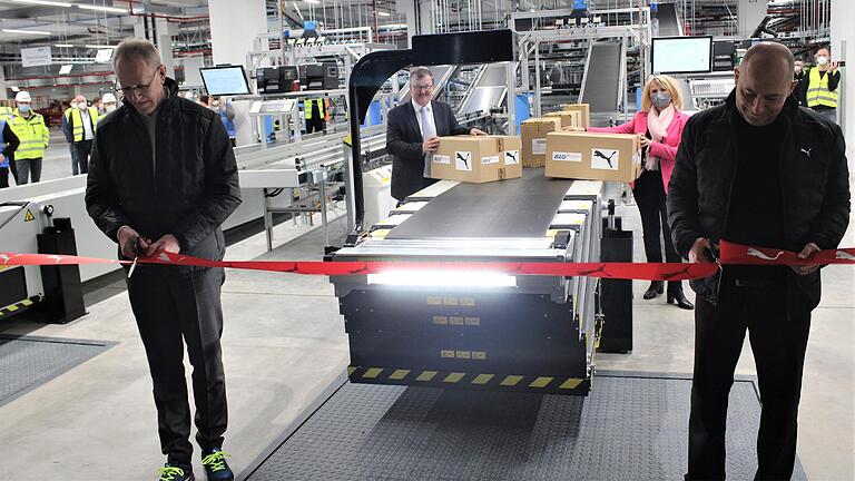 Das Band zur Eröffnung des neuen Puma-Logistik-Zentrums in Geiselwind durchschnitten Frank Dreeke (BLG Logistics) und Michael Lämmermann (Puma). Hinten Geiselwinds Bürgermeister Ernst Nickel und Landrätin Tamara Bischof. Das Band zur Eröffnung des neuen Puma-Logistik-Zentrums in Geiselwind durchschnitten Frank Dreeke (BLG Logistics) und Michael Lämmermann (Puma). Hinten Geiselwinds Bürgermeister Ernst Nickel und Landrätin Tamara Bischof.