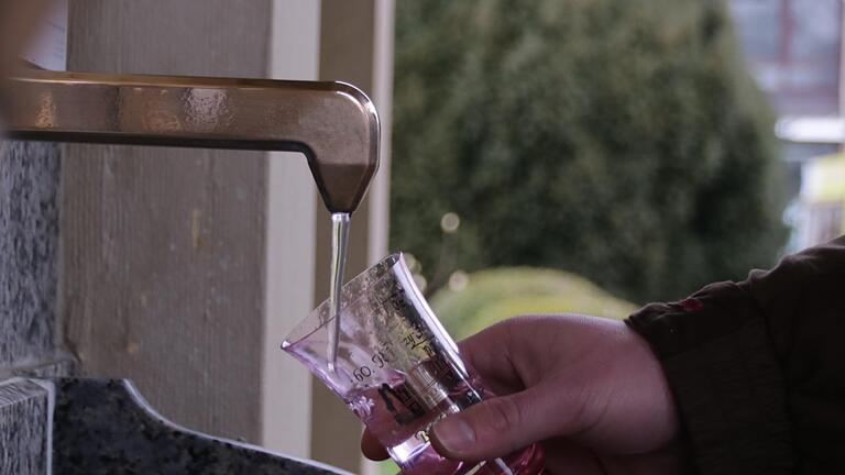 Gäste holen sich in Bad Kissingen einen Schluck von der Rakoczyquelle. - Gäste holen sich in Bad Kissingen einen Schluck von der Rakoczyquelle. Gäste holen sich in Bad Kissingen einen Schluck von der Rakoczyquelle. - Gäste holen sich in Bad Kissingen einen Schluck von der Rakoczyquelle.
