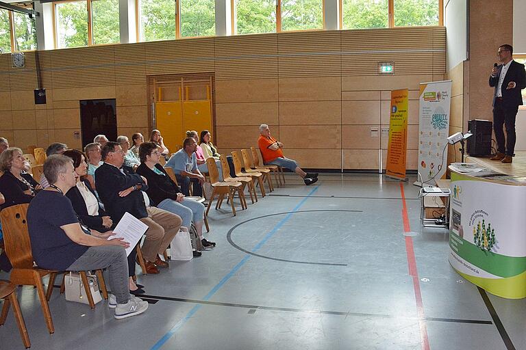 Informationen zum Thema 'Adipositas' und zur Selbsthilfegruppe Rhön-Grabfeld gab es beim ersten Gesundheitstag der Gruppe im Gemeindezentrum Großbardorf. Das Bild zeigt (von links): Initiatorin Marion Marschall, Ernährungsmedizinerin Nagham Soda und Bürgermeister Josef Demar sowie eine Besucherin. Informationen zum Thema 'Adipositas' und zur Selbsthilfegruppe Rhön-Grabfeld gab es beim ersten Gesundheitstag der Gruppe im Gemeindezentrum Großbardorf. Das Bild zeigt (von links): Initiatorin Marion Marschall, Ernährungsmedizinerin Nagham Soda und Bürgermeister Josef Demar sowie eine Besucherin.