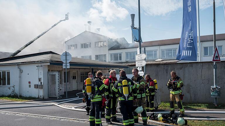 Großbrand in Wunsiedel - Polizei warnt vor giftigem Rauch       -  Bei dem Großbrand waren nach Angaben des Landratsamts mehrere Hundert Helfer im Einsatz.