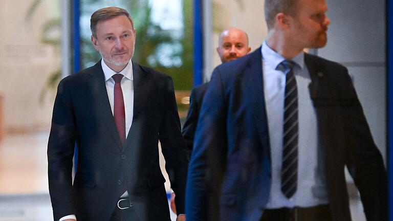 Wirtschaftsgipfel FDP       -  FDP-Chef Lindner am Montag auf dem Weg zu einem erneuten Spitzengespräch mit Wirtschaftsvertretern in der FDP-Fraktion.