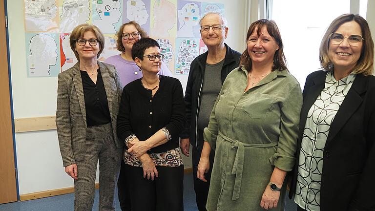Bei der Eröffnung einer kleinen Ausstellung im Ankerzentrum dabei waren (von links) Bürgermeisterin Bettina Bärmann, die Leherein Anita Hajani und Schulmitarbeiterin Dorothea Böttcher, Horst Kranz vom Förderverein der Trimbergschule, Lehrerin Diana Hick sowie Schulleiterin Tanja Hochrein. Bei der Eröffnung einer kleinen Ausstellung im Ankerzentrum dabei waren (von links) Bürgermeisterin Bettina Bärmann, die Leherein Anita Hajani und Schulmitarbeiterin Dorothea Böttcher, Horst Kranz vom Förderverein der Trimbergschule, Lehrerin Diana Hick sowie Schulleiterin Tanja Hochrein.
