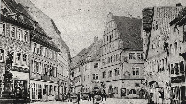 Bereits vor 1900 entstand dieses Bild des Kitzinger Markplatzes, dass sich im Archiv von Jürgen Wolfarth befindet. Bereits vor 1900 entstand dieses Bild des Kitzinger Markplatzes, dass sich im Archiv von Jürgen Wolfarth befindet.