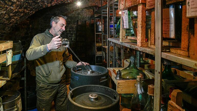 Früher gab Peter Piesch einen Teil seines Alkohols an den Staat ab. Heute wartet er vergeblich auf einen Abnehmer von über 500 Litern Schnaps.