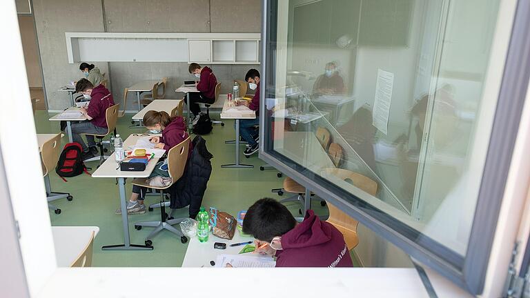 Die Stadt Würzburg setzt auch in diesem Herbst und Winter weiter aufs Lüften. Für die rund 40 Schulen in ihrer Trägerschaft mit rund 1000 Klassenzimmern werden keine mobilen Luftfilter angeschafft. Die Stadt Würzburg setzt auch in diesem Herbst und Winter weiter aufs Lüften. Für die rund 40 Schulen in ihrer Trägerschaft mit rund 1000 Klassenzimmern werden keine mobilen Luftfilter angeschafft.