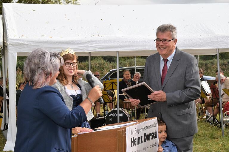 Bürgermeisterin Ruth Albrecht überreicht im Beisein von Weinprinzessin Lena Kobold-Bareiß ihrem Vorgänger Heinz Dorsch die Ernennungsurkunde zum Ehrenbürger. Bürgermeisterin Ruth Albrecht überreicht im Beisein von Weinprinzessin Lena Kobold-Bareiß ihrem Vorgänger Heinz Dorsch die Ernennungsurkunde zum Ehrenbürger.