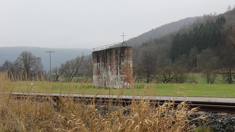 Der Brückenpfeiler in Gräfendorf wird auch zum Klettern genutzt. Der Brückenpfeiler in Gräfendorf wird auch zum Klettern genutzt. 
