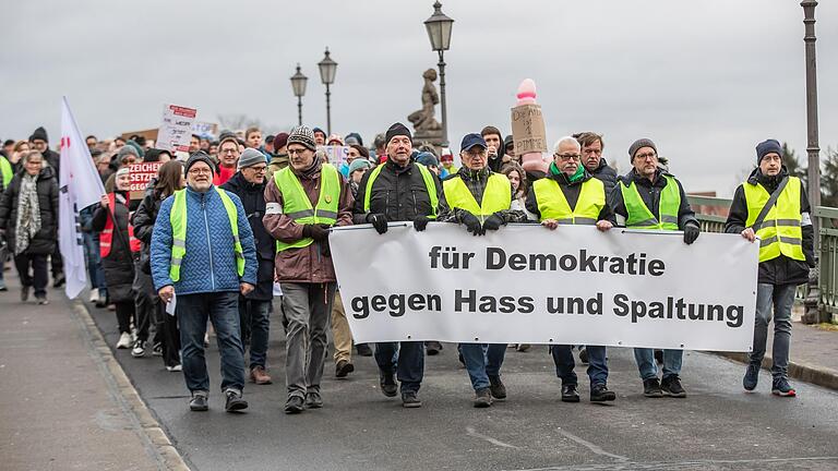 Über die Alte Mainbrücke ging es in die Kitzinger Innenstadt. Links im Bild Hanjo von Wietersheim, einer der Veranstalter.