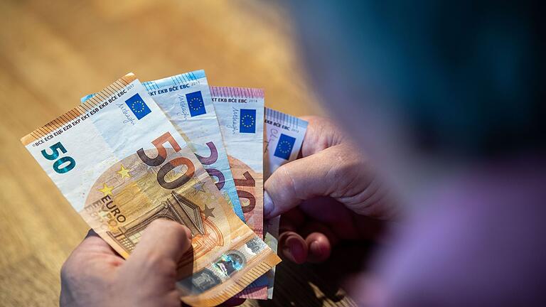 Altersvorsorge       -  Mehr als ein Drittel der Deutschen sorgt aufgrund der großen Preissteigerungen der vergangenen Jahre weniger fürs Alter vor. (Symbolbild)