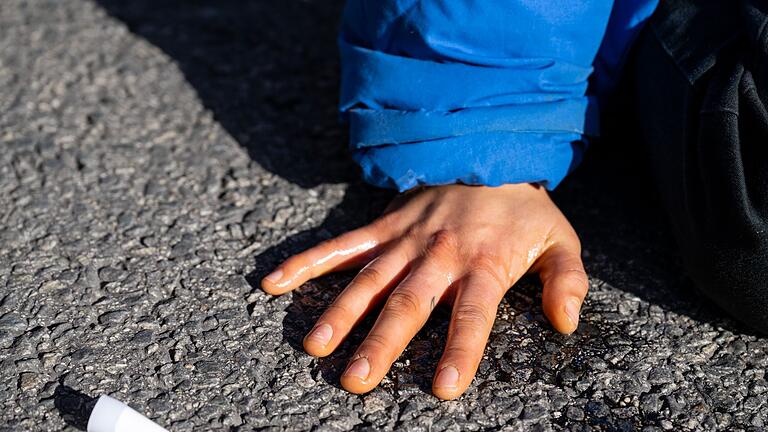 Klimakleber       -  Der Jesuitenpater hatte sich in Nürnberg mit einer Hand auf dem Bahnhofsplatz festgeklebt und so den Verkehr blockiert. (Symbolbild)