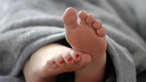 Warme Füße unter der Heizdecke - Nachtschweiß ist ein weit verbreitetes Phänomen. Warme Füße unter der Heizdecke - Nachtschweiß ist ein weit verbreitetes Phänomen.