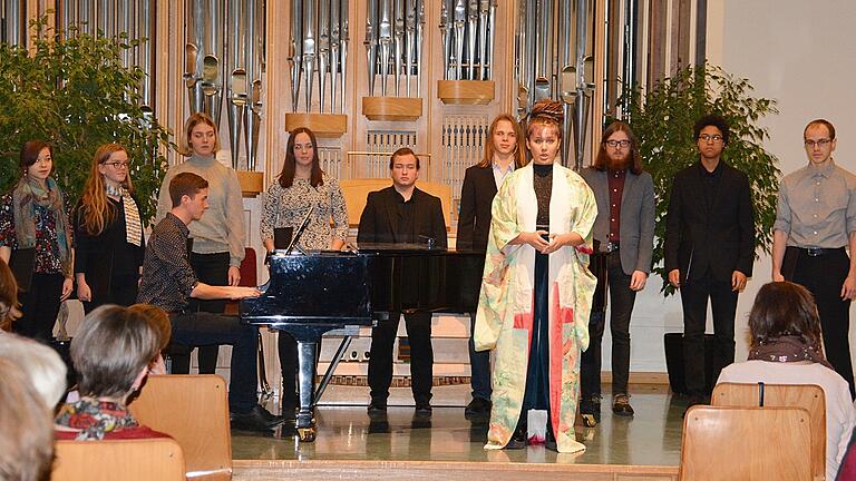 Im Kimono begeisterte bei der 'Musik zum Advent' im Orgelsaal der Berufsfachschule für Musik Bad Königshofen,  Marie Iguchi mit einem Lied aus dem Film 'Prinzessin Mononoke'. Ein gefühlsbetontes Lied, das die japanische Sängerin durch Gesten und Gesichtsausdruck unterstrich.