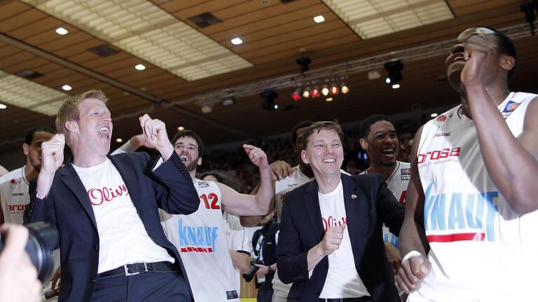 Siegestanz: Steffen Liebler (links) und Jochen Bähr (beide, Geschäftsführer der s. Oliver Baskets Würzburg) feiern den Halbfinaleinzug im Mai 2012.