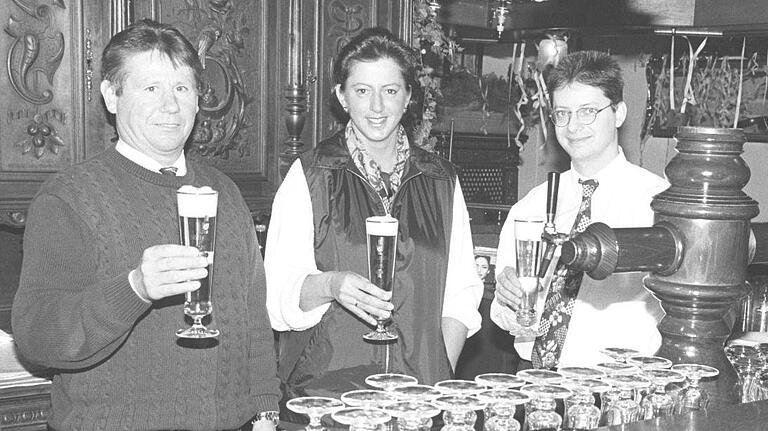 Ein Bild aus dem Jahr 1996: Birgit Bauer eröffnet ihre 'Distelstube am Markt'. Mit im Bild die Brauereivertreter Roland Fries (links) und Kurt Walz. Ein Bild aus dem Jahr 1996: Birgit Bauer eröffnet ihre 'Distelstube am Markt'. Mit im Bild die Brauereivertreter Roland Fries (links) und Kurt Walz.