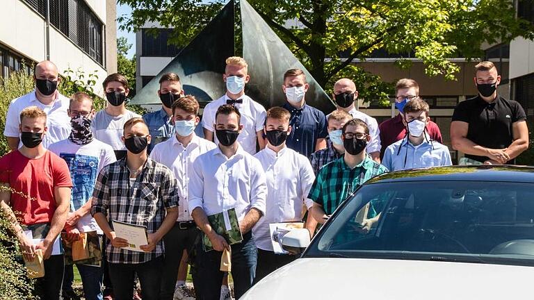 Die 'frisch gebackenen' Gesellen direkt präsentieren sich nach der Freisprechung. Foto: Alena Schleicher - Die 'frisch gebackenen' Gesellen direkt präsentieren sich nach der Freisprechung. Foto: Alena Schleicher Die 'frisch gebackenen' Gesellen direkt präsentieren sich nach der Freisprechung. Foto: Alena Schleicher - Die 'frisch gebackenen' Gesellen direkt präsentieren sich nach der Freisprechung. Foto: Alena Schleicher