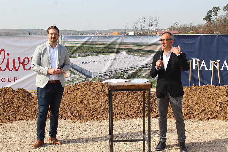 Der Projektleiter vom Immobilien-Entwickler Panettoni, Oliver Stegner (links) und Oliver Hein von der s.Oliver-Geschäftsführung, beim Ersten Spatenstich zum neuen Logistik-Zentrum in Dettelbach. Der Projektleiter vom Immobilien-Entwickler Panettoni, Oliver Stegner (links) und Oliver Hein von der s.Oliver-Geschäftsführung, beim Ersten Spatenstich zum neuen Logistik-Zentrum in Dettelbach.