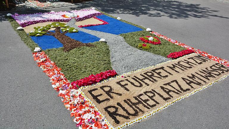 Farbenfrohe Blumenteppiche sind ein fester Bestandteil von Fronleichnam. Unser Symbolbild wurde 2017 in Großbardorf aufgenommen. Farbenfrohe Blumenteppiche sind ein fester Bestandteil von Fronleichnam. Unser Symbolbild wurde 2017 in Großbardorf aufgenommen. 