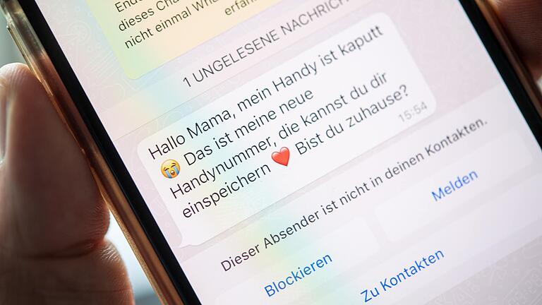 So beginnt der Betrug oft: mit einer täuschend echt aussehenden Nachricht auf dem Handy - angeblich von einem Verwandten, in Wahrheit von Abzockern.