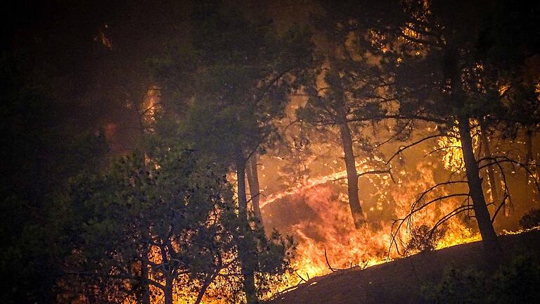 Waldbrände auf Rhodos.jpeg - Auf Rhodos toben nach wie vor massive Waldbrände. Waldbrände auf Rhodos.jpeg - Auf Rhodos toben nach wie vor massive Waldbrände.