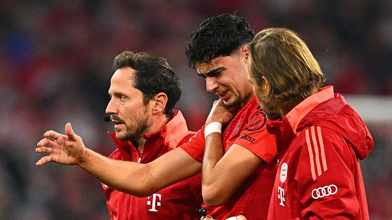 Bayern München - VfB Stuttgart       -  Aleksandar Pavlovic erleidet im Spiel gegen Stuttgart einen Schlüsselbeinbruch.