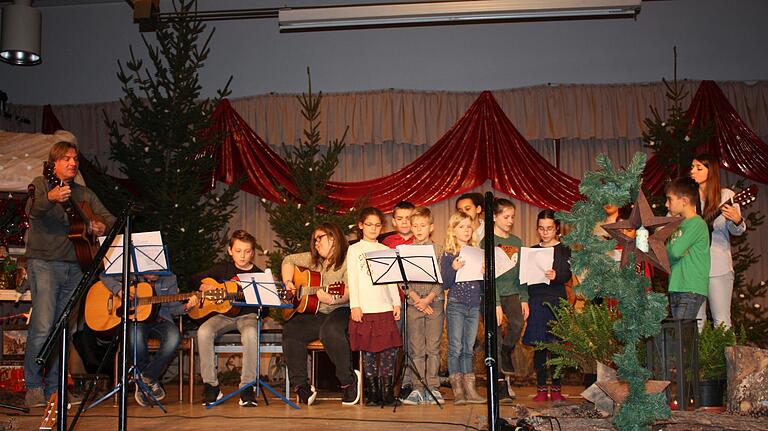 Schulchor mit weihnachtlichen Liedern. Schulchor mit weihnachtlichen Liedern.