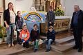 Die Kommunionkinder aus Halsheim bereiten sich intensiv auf ihre Erstkommunion am 11. Juli vor. (Von links): Steffi Schraud, Helena Völker, Marleen Völker, Emma Reuß, Ben Lohn, Florian Weidner (stehend) und Pfarrer Ammersbach. Die Mund-Nasen-Bedeckung haben die Teilnehmer für das Erinnerungsfoto kurz abgenommen.